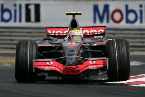 Lewis Hamilton bejler alvorligt til titlen, men får han lov?